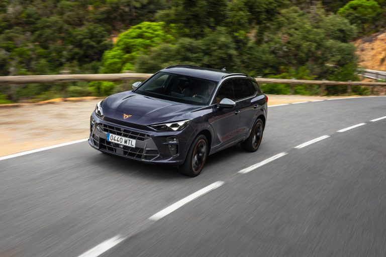 Cómo interpretar la ficha técnica de un SUV PHEV antes de comprarlo: potencia combinada, capacidad útil y cons