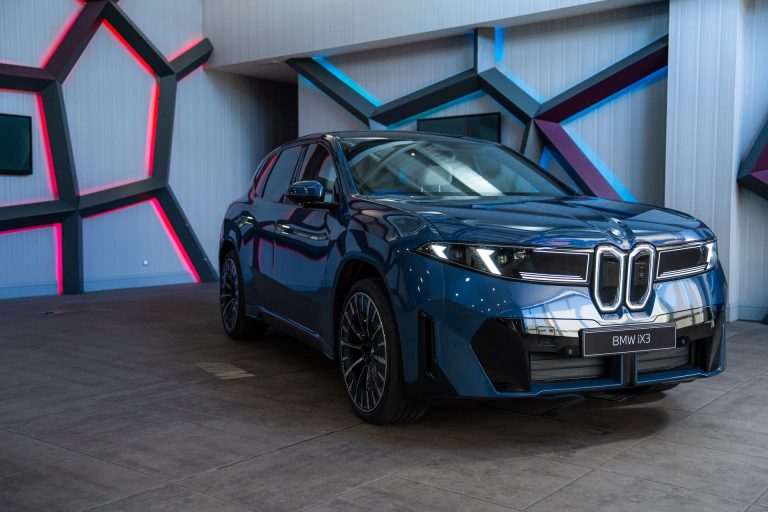 Cómo detectar tecnología de escaparate en un SUV premium: funciones que suenan bien y aportan poco
