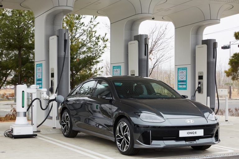 Cómo elegir un compacto eléctrico si haces trayectos largos habituales: carga DC, consumo a 120 y confort