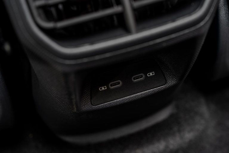 Cómo elegir un compacto eléctrico familiar según plazas traseras útiles, maletero real y autonomía con carga c