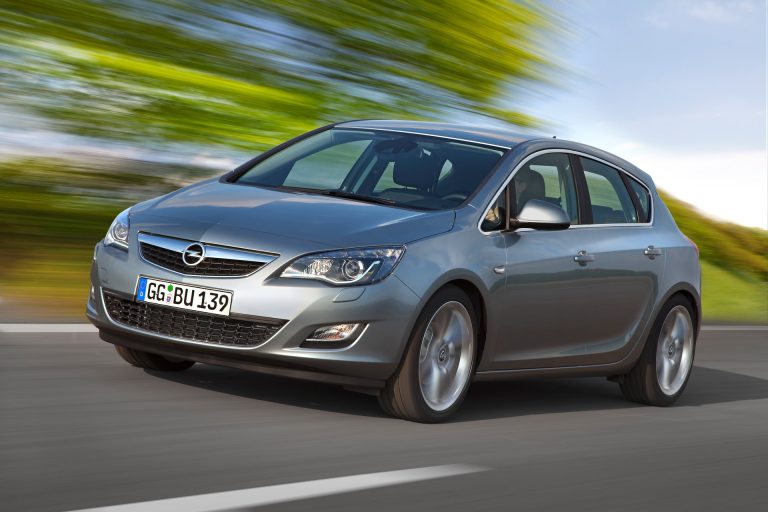 Cómo elegir un compacto PHEV familiar en 2026: maletero útil con batería, plazas traseras y consumo real Cómo elegir un compacto PHEV familiar en 2026: maletero útil con batería, plazas traseras y consumo real