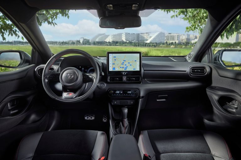 Toyota Yaris vs Honda Jazz: dos utilitarios híbridos urbanos con filosofías opuestas en ciudad Toyota Yaris vs Honda Jazz: dos utilitarios híbridos urbanos con filosofías opuestas en ciudad