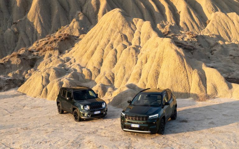 Jeep Compass 4xe vs Peugeot 3008 Hybrid: dos SUV-C PHEV familiares con enfoques distintos de tracción y eficiencia Jeep Compass 4xe vs Peugeot 3008 Hybrid: dos SUV-C PHEV familiares con enfoques distintos de tracción y eficie