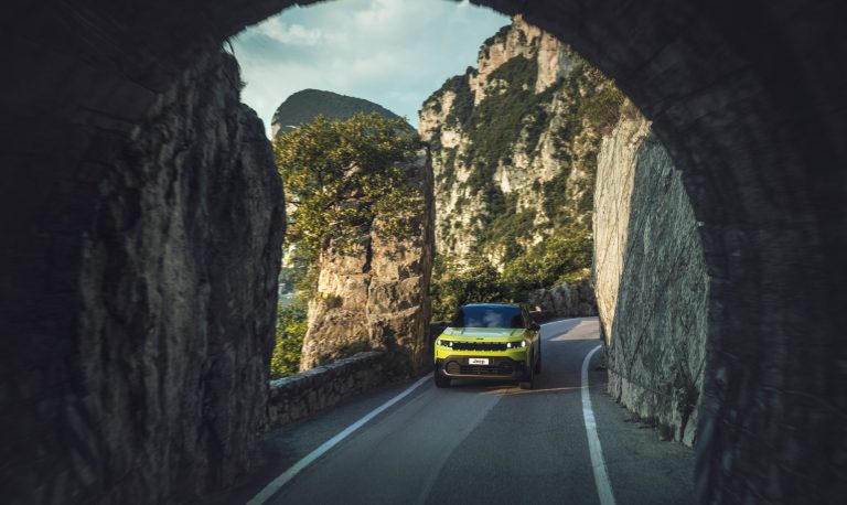 Jeep Compass 4xe vs Alfa Romeo Tonale PHEV: dos SUV-C enchufables del mismo grupo con posicionamiento opuesto Jeep Compass 4xe vs Alfa Romeo Tonale PHEV: dos SUV-C enchufables del mismo grupo con posicionamiento opuesto
