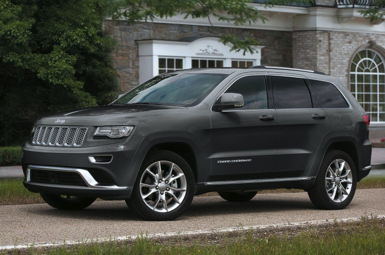 Toyota Land Cruiser 250 vs Jeep Grand Cherokee: dos SUV familiares grandes con enfoques opuestos de capacidad y confort Toyota Land Cruiser 250 vs Jeep Grand Cherokee: dos SUV familiares grandes con enfoques opuestos de capacidad