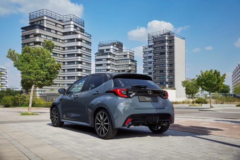 Toyota Yaris vs Honda Jazz: dos utilitarios híbridos urbanos con filosofías opuestas de habitabilidad y consumo Toyota Yaris vs Honda Jazz: dos utilitarios híbridos urbanos con filosofías opuestas de habitabilidad y consum